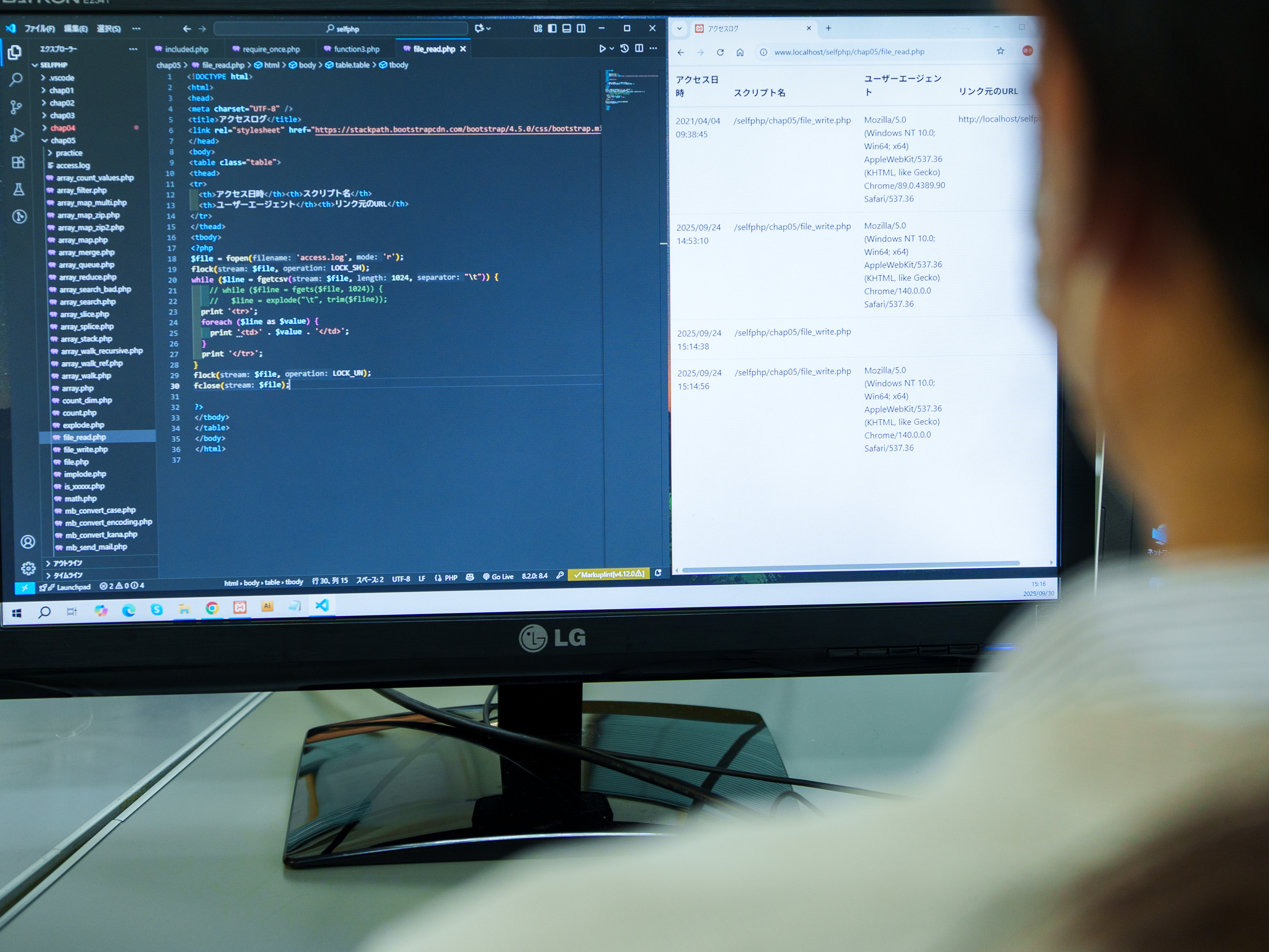 HTML/CSSコーディングの様子