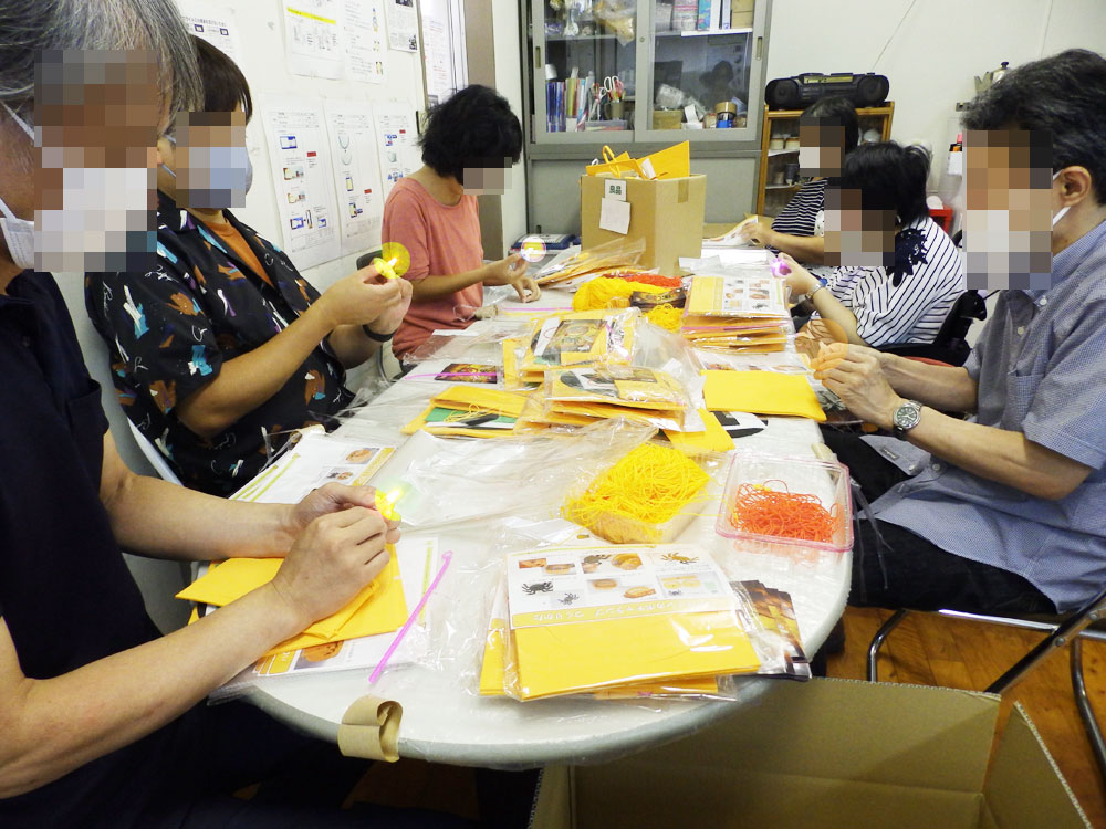 ガチャ景品の組み立て・封入（別角度）