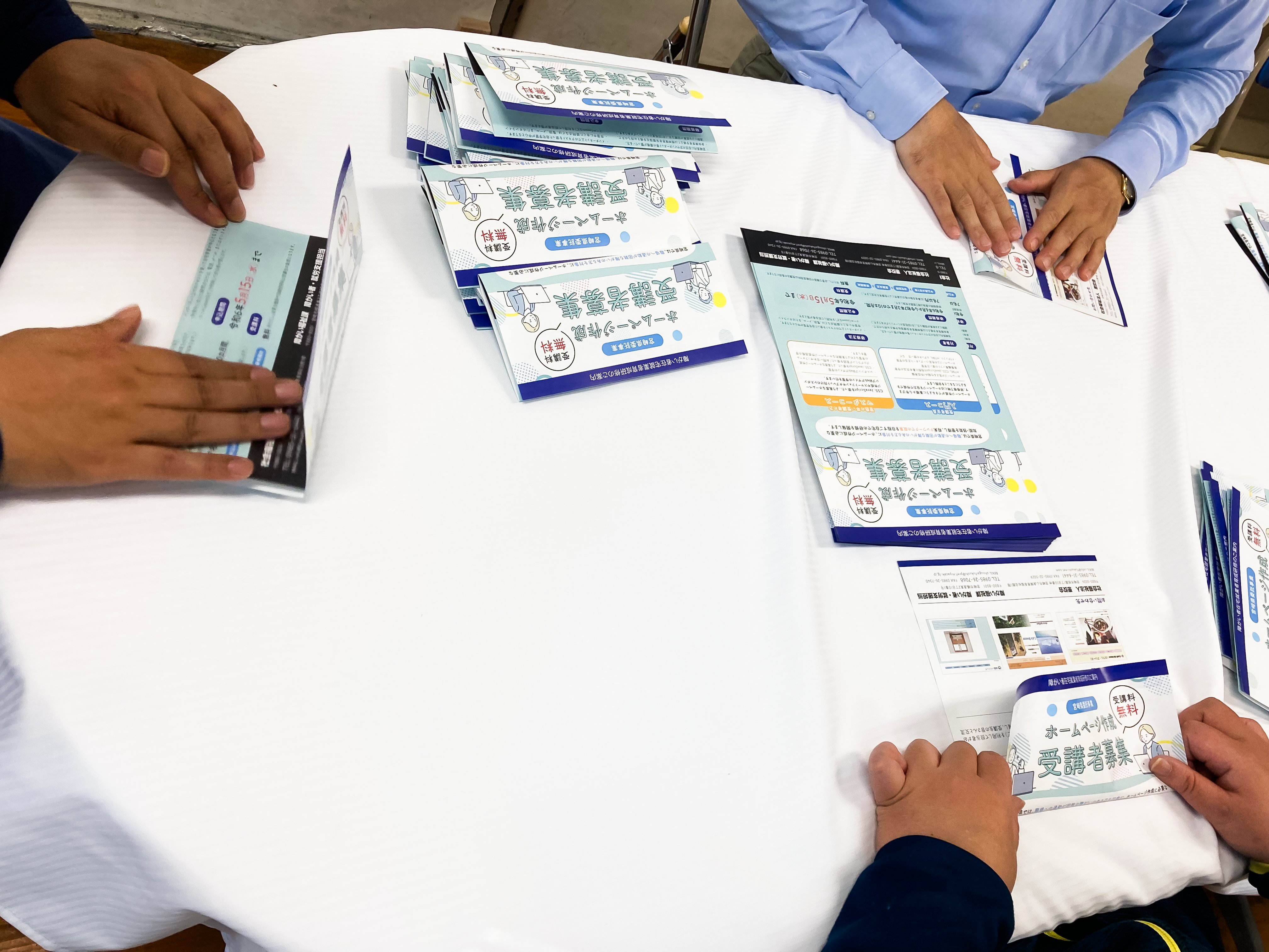ガチャ景品の組み立て・封入（別角度）