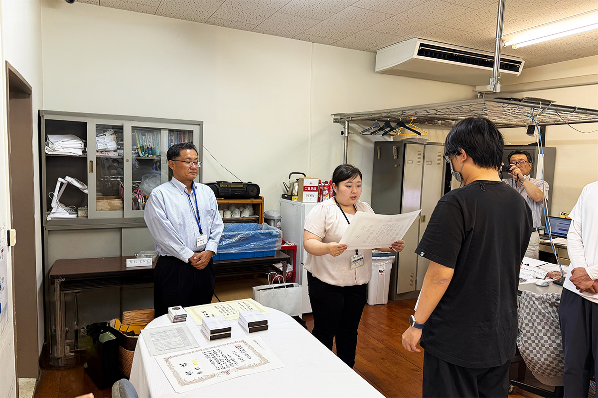 賞状とメダルを受け取るメンバー