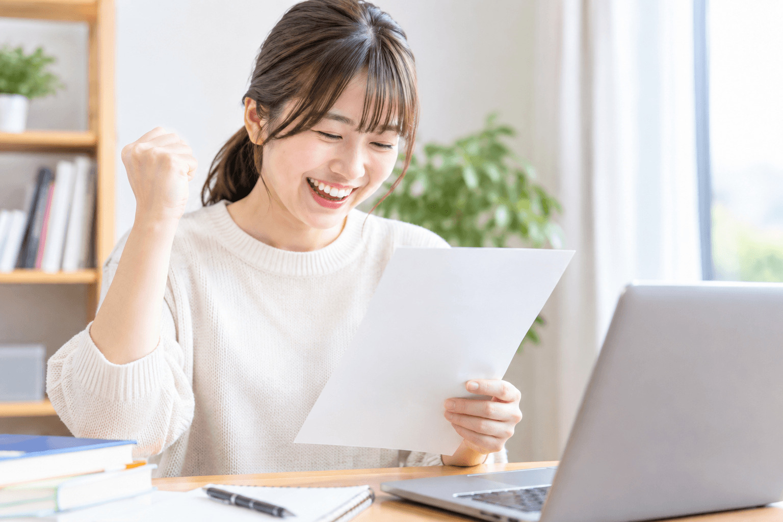 資格試験に合格した時の嬉しい表情